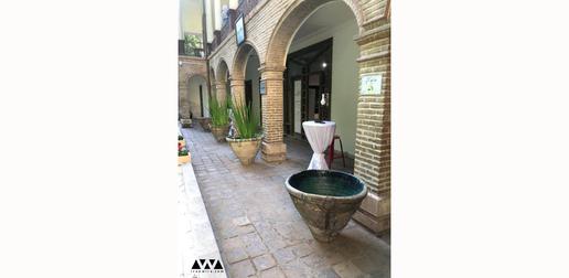 مهمانان چای بار می‌توانند از فضای زیبای باغ لذت ببرند و از گالری آثار هنرهای تجسمی (آرت سنتر) دیدن کنند.
