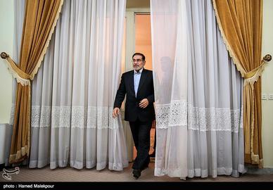 علی شمخانی از سخنان محمود صادقی عصبانی شده و تهدید به شکایت کرده است، چرا که او نیز مانند دیگر مقامات و نهادهای جمهوری اسلامی حاضر نیست مسئولیت سرکوب اعتراضات را بپذیرد.