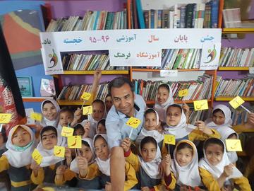 کادر آموزشی این مدارس را افغانستانی‌هایی تشکیل می‌دهند که خودشان در ایران تحصیل کرده‌اند یا حتی متولد کشور همسایه هستند. خصوصا در سطح دبستان که بایستی معلمی ثابت داشته باشند
