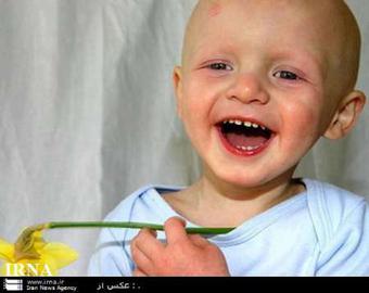 پرستار زن شیرازی سر خود را تراشیدتا کودک بیمار را خوشحال کند
