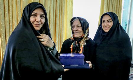 تقدیر از مادر شهید ارمنی، به همت سازمان نشر آثار و ارزش‌های مشارکت زنان در دفاع مقدس(شهناز اشکیان، همسر مرتضی قربانی)