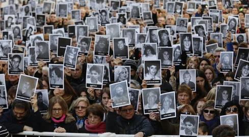 Cada año, la comunidad judía y los familiares de las víctimas levantan las fotos de casi 400 personas que sufrieron el dolor de la explosión.