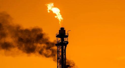 Unrefined gas pollutes the atmosphere by releasing greenhouse gases such as carbon dioxide