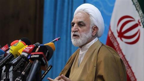 اما سیاست کلی نظام همچنان ممنوعیت بازگشت آن‌ها است و مقامات امنیتی و قضایی نیز موضع شفافی در این باره ندارند تا در صورت بازگشت این هنرمندان، دست‌شان برای هر نوع برخوردی بازتر باشد.