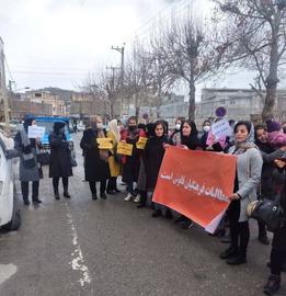 تجمع فرهنگیان معترض در مقابل فرمانداری شهرستان مریوان