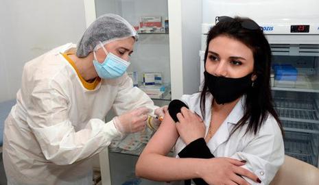با اینکه برخی از کشورهای همسایه ایران هفته‌هاست واکسیناسیون کرونا را آغاز کرده‌اند، وضعیت واکسن کرونا در ایران همچنان نامشخص است.