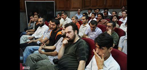 چهره متفاوت کاظم فریدیان در دادگاه‌های نمایشی 88 (ردیف جلو، با ریش و پیراهن سفید)