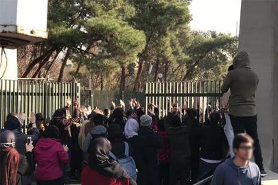 دانشجویان دانشگاه تهران روز نهم دیماه در اعتراضات عمومی مردم نسبت به گرانی شرکت کردند.