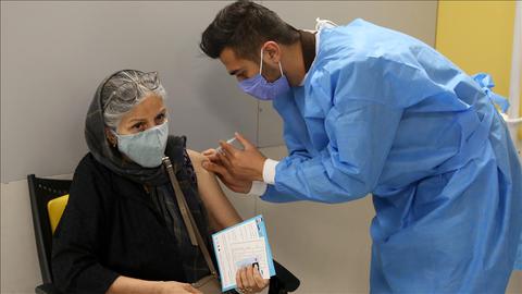 نماینده علی خامنه‌ای در قم: واکسن کرونا را افراد هم‌جنس تزریق کنند