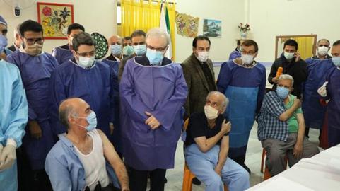 کرونا در ایران؛ روحانی می‌گوید تا آذر ماه همه مردم واکسینه می‌شوند