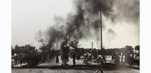 عکسی از شورش اسلامشهر در ۱۳۷۴ که به دنبال افزایش قیمت کرایه‌های حمل و نقل رخ داد