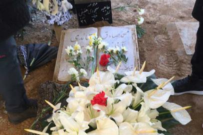 مادر قائدی در کنار گور محمدصادق که برای خریدن و تصاحب آن‌جا تلاش مستمر کرده بود، همان گوشه «بهشت زهرا» و کنار قطعه اعدامی‌های آن سال‌ها آرام گرفت.