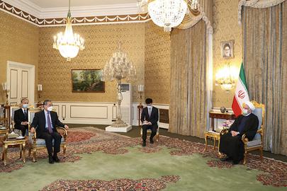 وانگ یی، وزیر خارجه چین، ساعاتی پیش از امضای توافق با حسن روحانی دیدار کرد