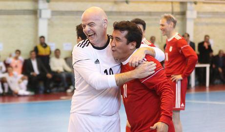 Khodadad Azizi (right) with FIFA president Gianni Infantino
