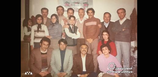 زندانیان بهائی با خانواده ها در ملاقات حضوری- دکتر فیروز نعیمی نشسته نفر دوم از راست است