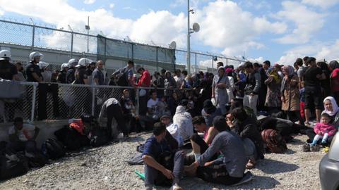 پناهجویان ایرانی کمپ «موریا» در جزیره «لس‌بوس» به «ایران وایر» خبر داده‌اند که در پی این واقعه، امنیت آن‌ها به خطر افتاده است.