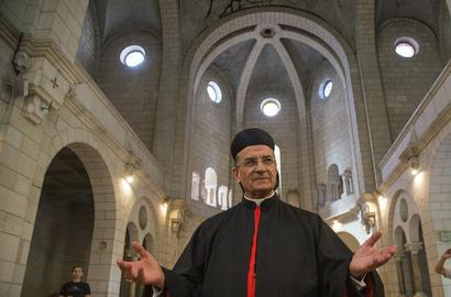 در ادامه منازعات سیاسی در لبنان و گسترده‌تر شدن انتقادها علیه گروه حزب‌الله، رهبر مارونی‌های این کشور خواستار مطرح شدن مشکلات در کنفرانسی بین‌المللی شد و از مسلح بودن گروه حزب‌الله انتفاد کرد.