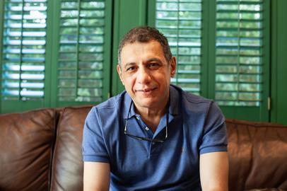 «نزار زکا»، شهروند لبنانی-آمریکایی است که چهار سال را در زندان‌های جمهوری اسلامی گذارنده است