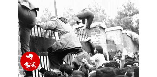 لحظه ورود دانشجویان به سفارت آمریکا- منبع عکس سایت تاریخ ایرانی