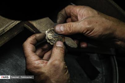 منداییان بصورت اجدادی طلاسازی و میناکاری روی طلا را می‌آموزند