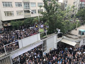 تجمع کارگران در تهران و کردستان به تشنج کشیده شد
