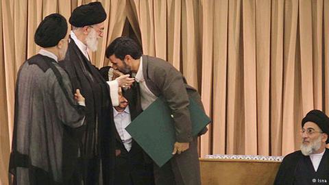بوسه احمدی نژاد بر دست آیت الله خامنه‌ای در اولین دوره ریاست جمهوری‌اش