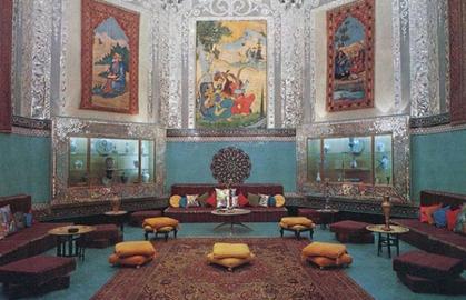 ساختمان مجلل سفارت ایران در امریکا با گنبدی نیلوفری، یک عمارت بسیار زیبا با معماری شرقی و الهام گرفته از بنای آرامگاه سعدی در شیراز