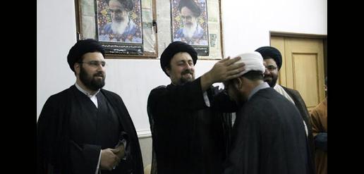 عمامه گذاری طلاب پاکستانی در قم توسط حسن خمینی