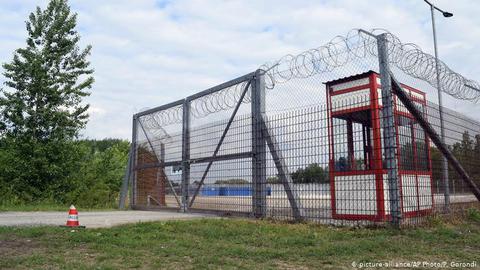 مجارستان اعلام کرده است کمپ «روژکه» را می‌بندد.