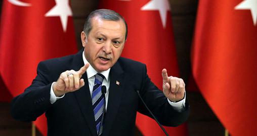 رجب طیب اردوغان در هفته اول ماه سپتامبر تهدید کرد که اگر کمک‌های مالی اتحادیه اروپا برای پذیرش پناه‌جویان افزایش نیابد، مرزها را به سمت اروپا باز خواهد کرد.