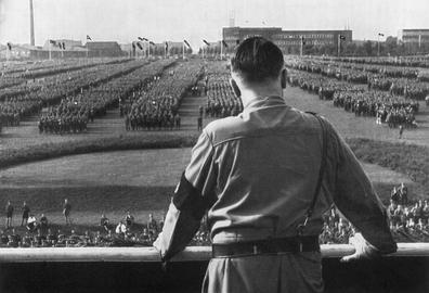 سخنرانی آدولف هیتلر در یک تجمع اس‌آ. دورتموند، آلمان، ۱۹۳۳
