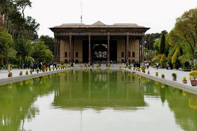 کاخ چهلستون بعد از ۵۰‌سال در حال مرمت است