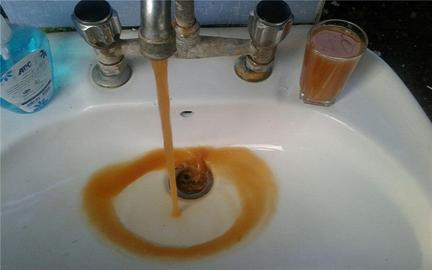An Ahwaz Water and Sewerage Company employee told IranWire the problem of contaminated water has been ongoing for years. Given this, officials’ apparent surprise at the situation seems bizarre