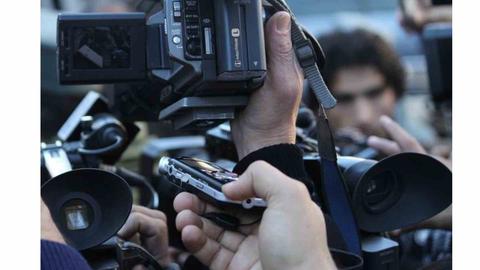 از ششم بهمن تا چهارم اسفند امسال، ماموران اطلاعات سپاه پاسداران به خانه تعدادی از روزنامه‌نگاران هجوم آورده، خانه‌هایشان را تفتیش، وسایل‌شان را ضبط و یا خودشان را احضار و بازجویی کرده‌اند.