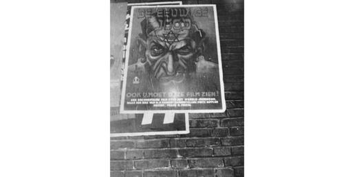 پوستر تبلیغاتی برای فیلم یهودستیزانه «یهودی ابدی» بر دیوار ساختمانی در هلند. آمستردام، هلند، ۱۹۴۲