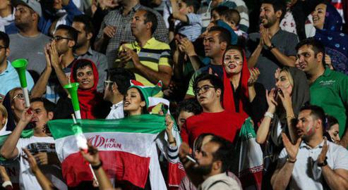 در مهر سال ۱۳۹۷، جمعیت محدود و گزینشی زنان در مسابقه ایران و بولیوی و بعد فینال لیگ قهرمانان آسیا نشستن بر سر سکوهای ورزشگاه آزادی را تجربه کردند.