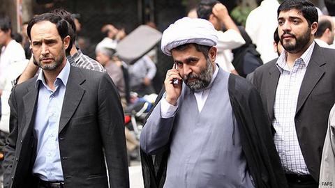 شورای نگهبان به مصوبه اول مجلس ایراد گرفت و به درخواست این شورا، مجلس شرط موافقت سازمان اطلاعات سپاه پاسداران انقلاب اسلامی را به مراجع تصمیم‌گیر امنیتی اضافه کرد.