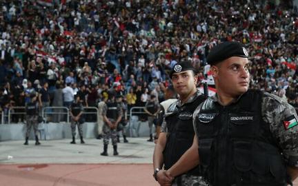 شعار هواداران عراقی روی سکوها: «عراق آزاد آزاد است، ایران برو برو بیرون»