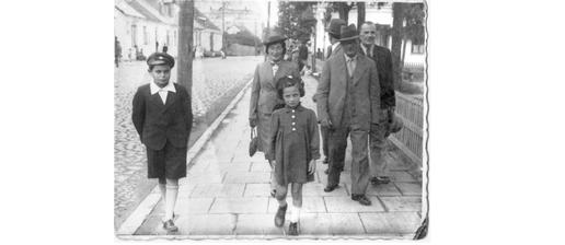 Mikhal Dekel’s father Hannan Teitel and his family in the city of Ostrów Mazowiecka, Poland, circa 1936