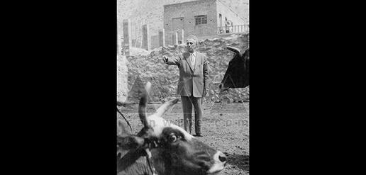 سید ضیاالدین طباطبایی در باغ خود (محل کنونی زندان اوین)