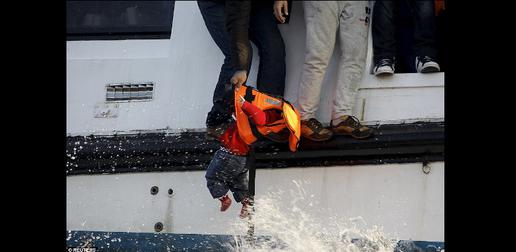 غرق شدن قایق‌ها از ترکیه تا ایتالیا؛ جنازه‌ کودک‌پناه‌جو در آغوش مادر
