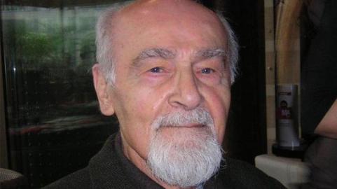 تنها گروهی از نویسندگان و روشن‏فکران درخارج از ایران، از جمله «علی‌اصغر حاج‌سیدجوادی» و «ناصر پاکدامن» در بیانیه‌ای این فتوا را محکوم کرده بودند.