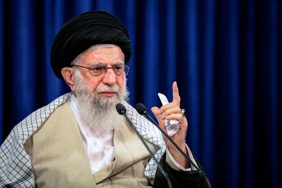 علی خامنه‌ای و فتوایی که درهای تمام ورزشگاه‌های ایران را بست