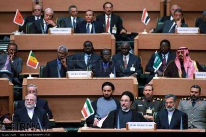 میزبان رییس اجلاس تهران در کنار دیگر میهمانان به سخنرانی طولانی آیت‌الله خامنه‌ای گوش داد.
