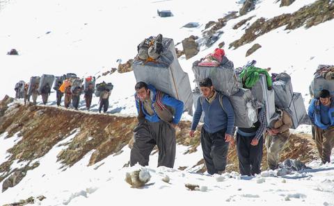 حق مرگ یا حق زندگی؛ روایتی از وضعیت کولبران در کردستان