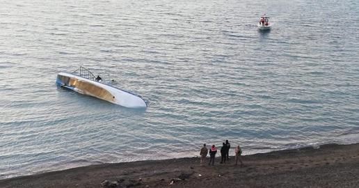 مرز ایران و ترکیه؛ قایقی با ۶۰ مهاجر در دریاچه وان غرق شد