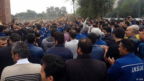 تجمع کارگران گروه ملی فولاد در اعتراض به توقف تولید