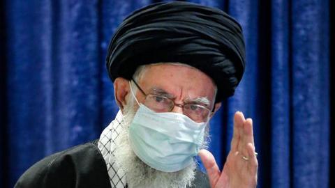اصلی‌ترین دلیل تعلل در خرید واکسن، مخالفت «علی خامنه‌ای»، رهبر جمهوری اسلامی با خرید و واردات واکسن کرونای آمریکایی و بریتانیایی عنوان می‌شود.