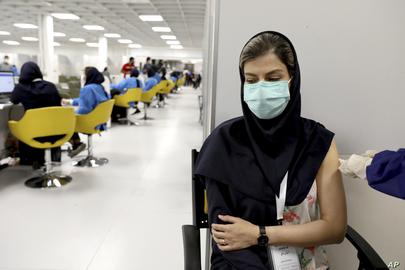 آمارها نشان می‌دهد روزانه حدود ۴۰۰ هزار دوز واکسن به شهروندان ایرانی تزریق می‌شود