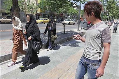 مزاحمت‌های خیابانی، به شکل‌های مختلف، «متلک‌پرانی» یا همان آزار جنسی کلامی، و«دست‌مالی کردن» یا آزار جنسی فیزیکی، از تجربیات هر روزه زنان ایران است